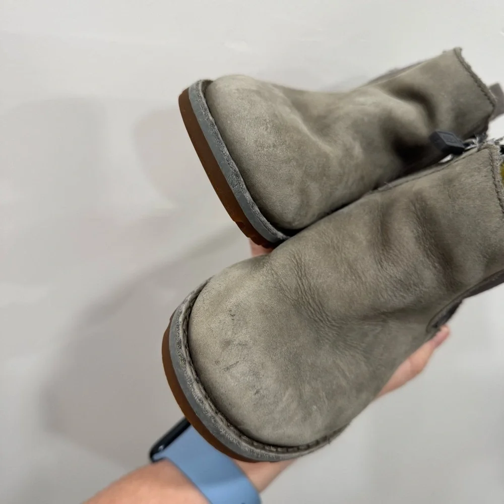 UGG Kids Nubuck Leather Callum Gray Boots Side Zip Size 10